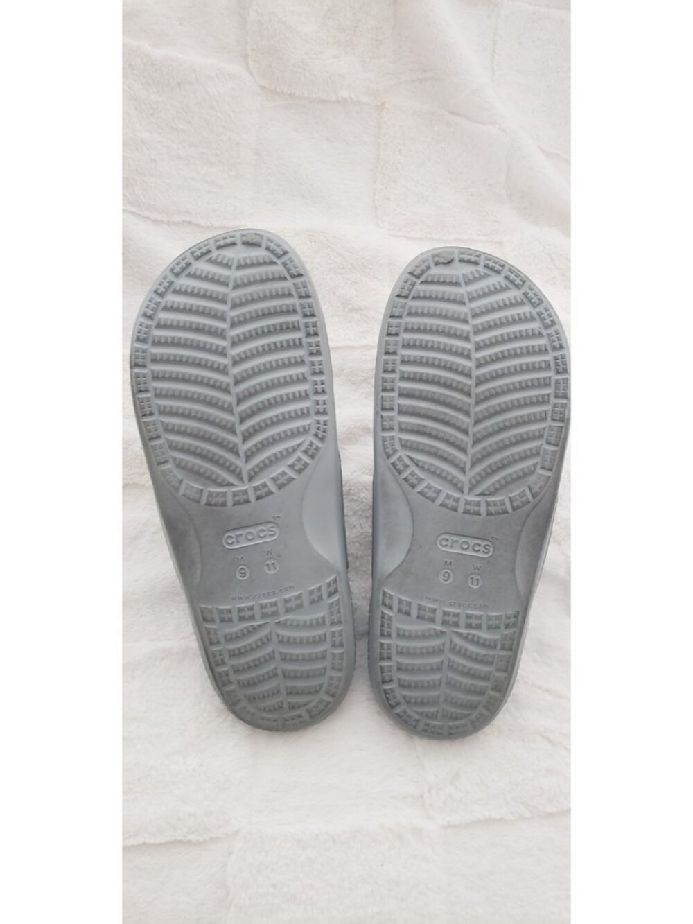 CROCS UNISEX CLASSIC SANDALS LIGHT GRAY SZ 9 M/11 W - Picture 5 of 5